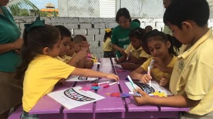 Durante su voluntariado de apoyo a la juventud, voluntarios asisten en una clase. Voluntarios de desarrollo de la juventud en Belice durante una actividad.